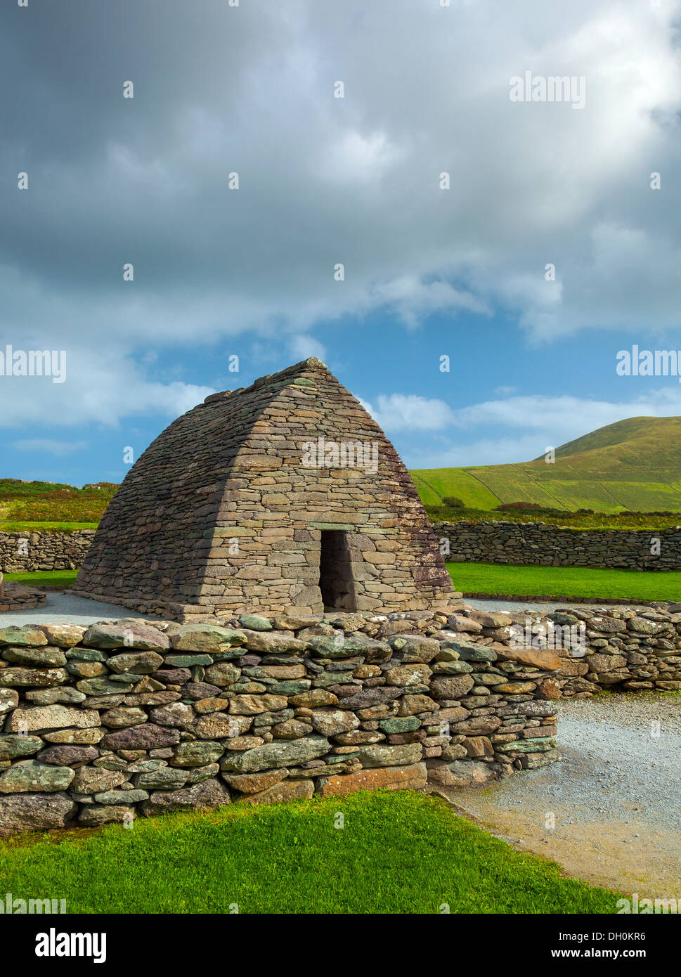Contea di Kerry, Irlanda: Gallarus oratorio sulla penisola di Dingle, costruito tra il sesto e il nono secolo. Foto Stock