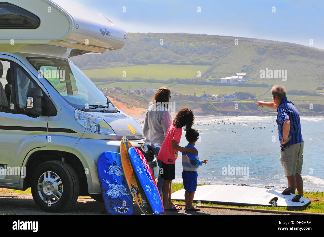 Nonni indicare le zone più sicure e migliori surf per i nipoti a Croyde Bay, Devon del Nord, Inghilterra, Regno Unito Foto Stock