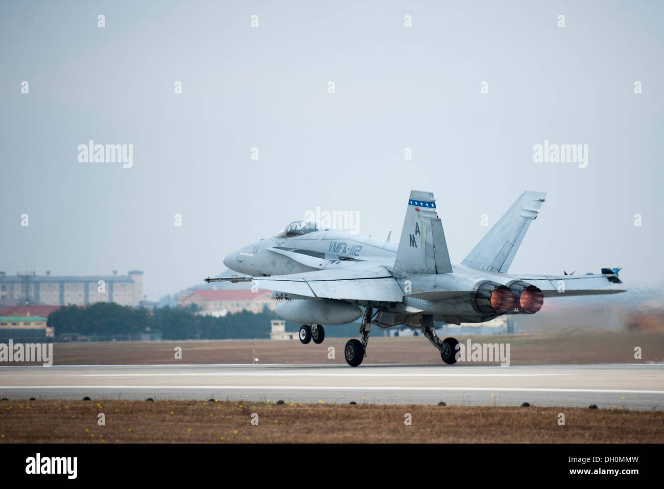 Un U.S. Marine F-18 Hornet, da Iwakuni Marine Corps Air Station, Giappone, decolla durante Max Thunder 13-2 a Kunsan Air Base, Repubblica di Corea, 28 ottobre 2013. Stati Uniti Air Force aviatori, U.S. Air Force aviatori, U.S. Marines e Repubblica di Corea forze aeree ki Foto Stock