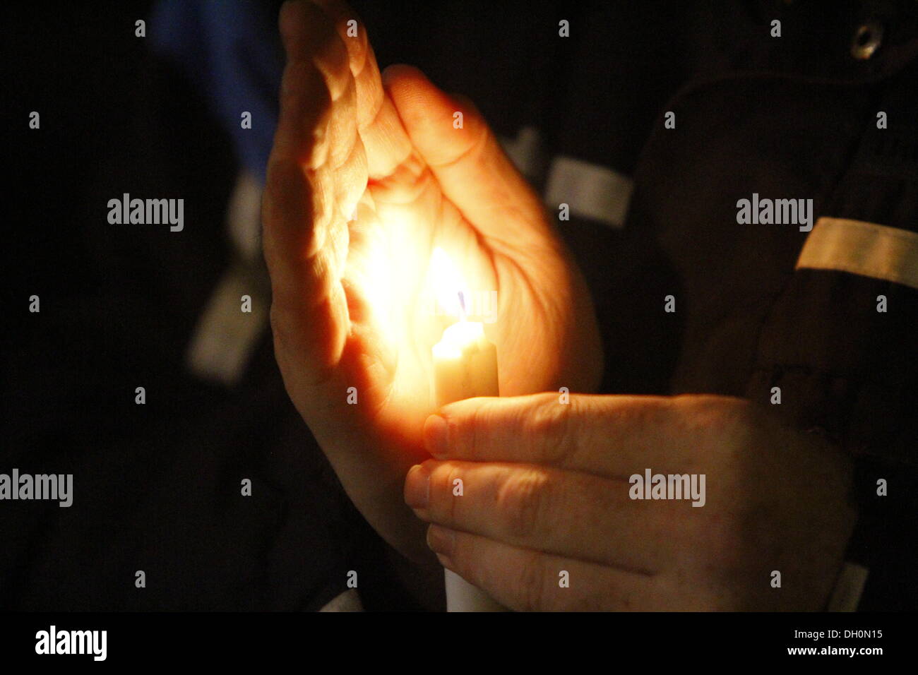 Dublino, Irlanda. 28 ott 2013. Una persona detiene una candela in mano. La gente ha commemorato l'anniversario della morte di Savita Halappanavar con una veglia a lume di candela in Dublino. Savita è morto un anno fa a Galway dopo che è stato negato un aborto durante un aborto spontaneo. La veglia è stato parte di diverse in Irlanda. Credito: Michael Debets/Alamy Live News Foto Stock