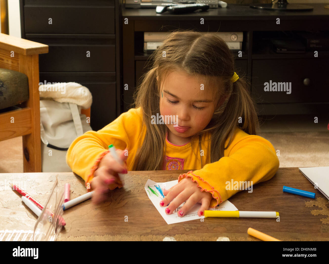 5 anno vecchia ragazza concentrare sul disegno Foto Stock