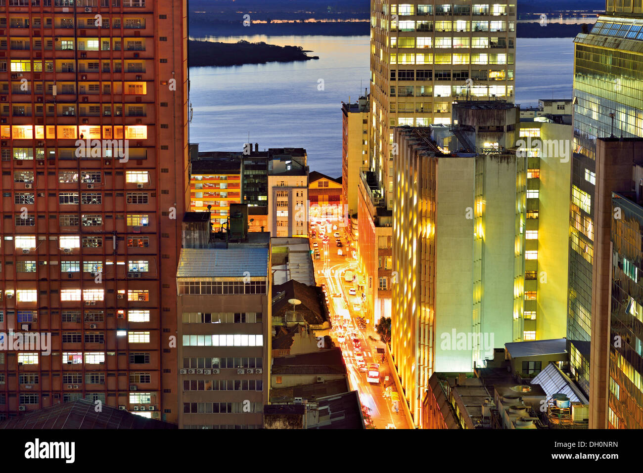 Il Brasile, Porto Alegre: Notte Vista dalla cima di un edificio di Caldas Junior Avenue con Lago Guaíba in background Foto Stock