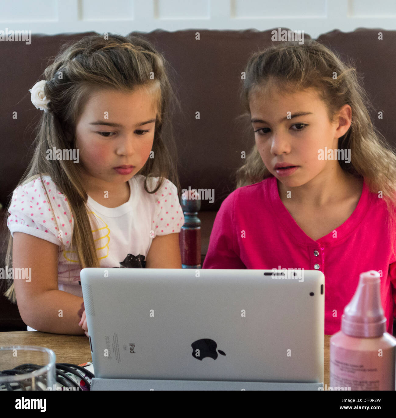 Le ragazze di guardare un film su un iPad di Apple Foto Stock