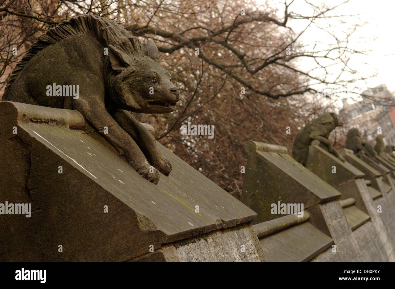 Il Castello di Cardiff animali del muro è stato progettato da William Burges nel 1866 ma costruite fino al 1890, prima del rinnovo la iena Foto Stock