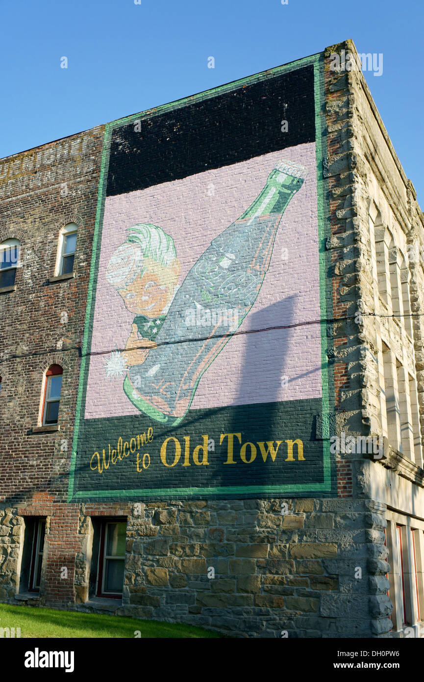 Vintage Coca Cola segno dipinto sul lato di un edificio all'ingresso al centro storico della città di Bellingham, Washington, Stati Uniti d'America Foto Stock