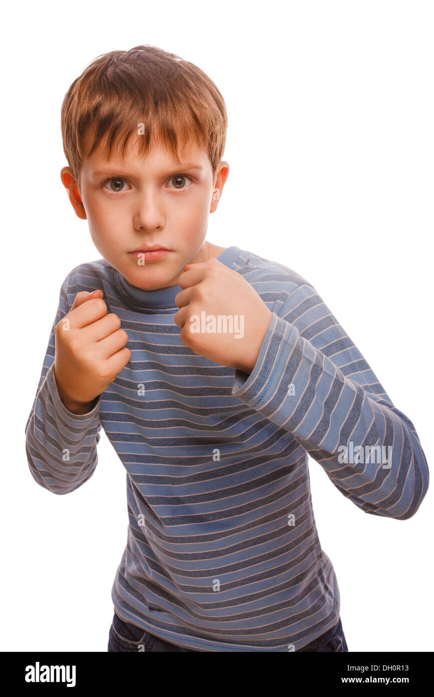 Bad bully bambino ragazzo biondo arrabbiato combattimenti aggressivi in camicia a righe isolate su sfondo bianco Foto Stock