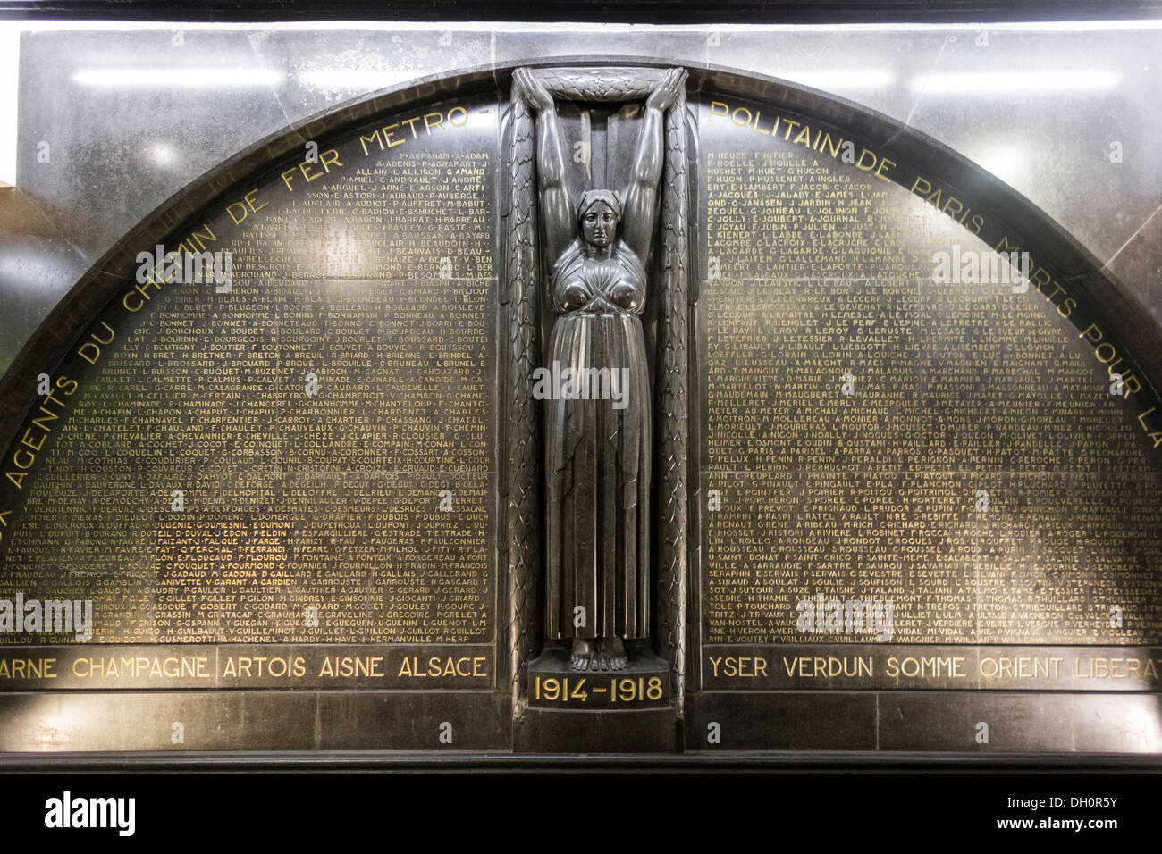 Un monumento ai caduti della Prima Guerra Mondiale, Richelieu-Drouot Stazione della Metropolitana, Parigi, Francia Foto Stock