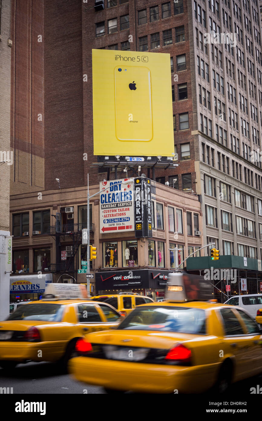 Un cartellone di pubblicità per il nuovo Apple iPhone 5C nel centro di Manhattan a New York Foto Stock