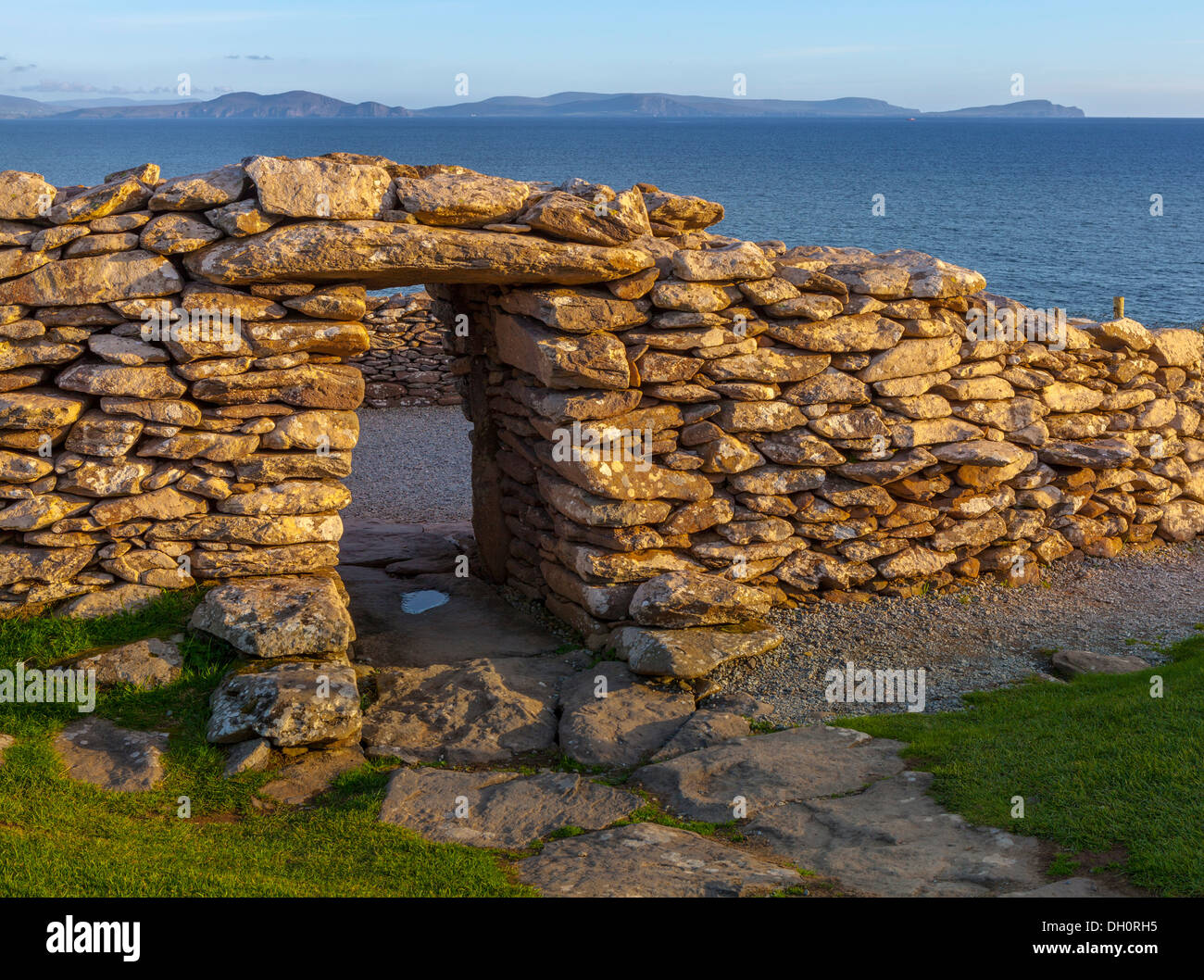 Contea di Kerry, Irlanda: Dunbeg Fort un ferro da stiro della struttura per età sulla baia di Dingle nella luce della sera Foto Stock