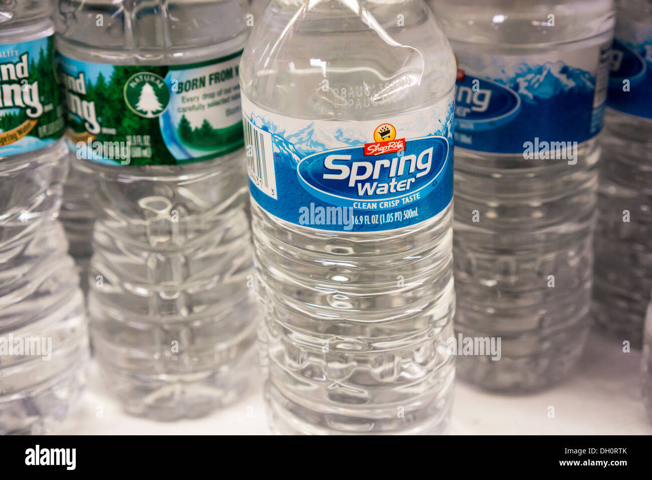 House brand acqua imbottigliata è visto in un supermercato a New York Foto Stock