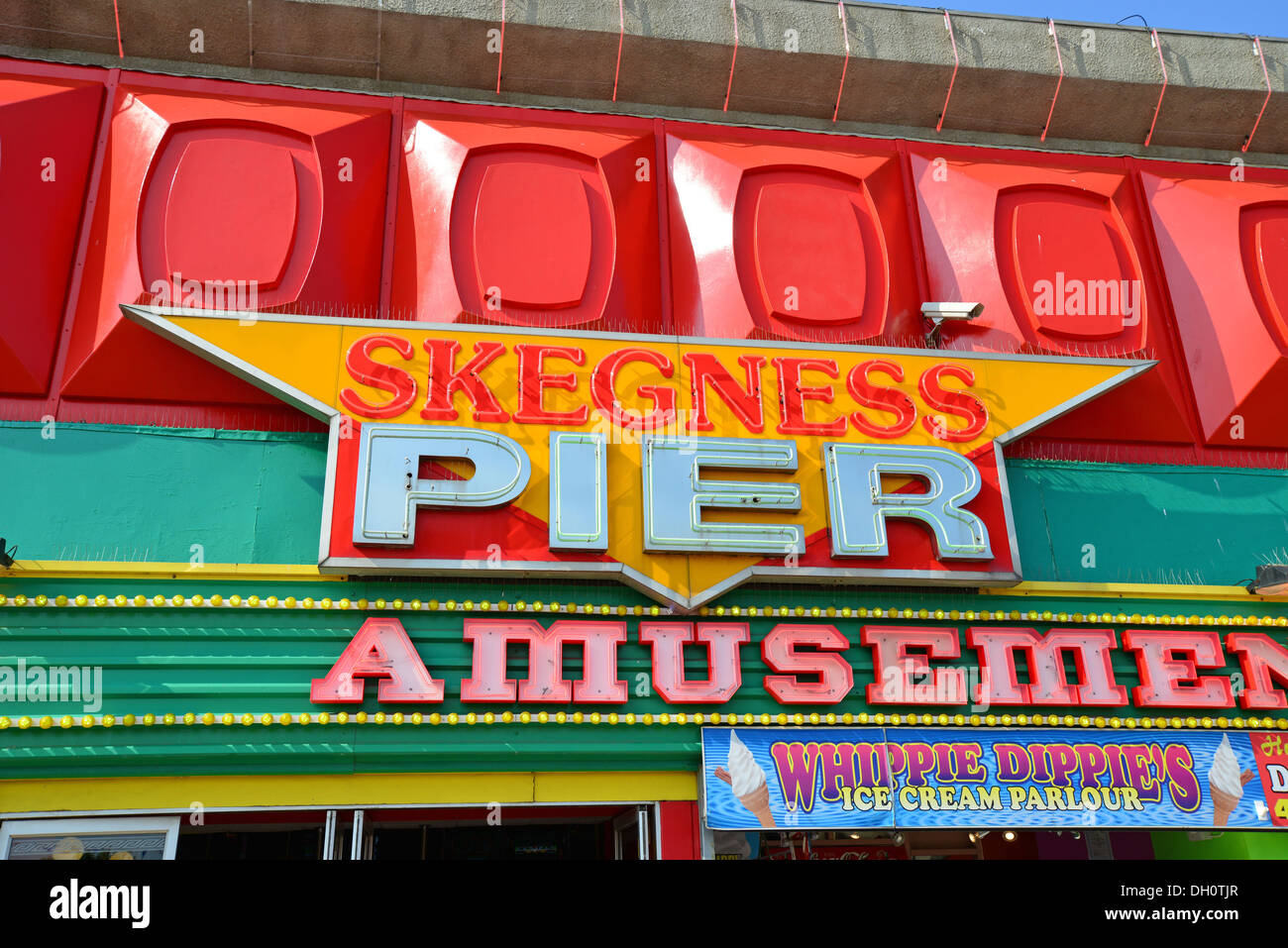 Skegness Pier insegna al neon sul lungomare, Skegness, Lincolnshire, England, Regno Unito Foto Stock