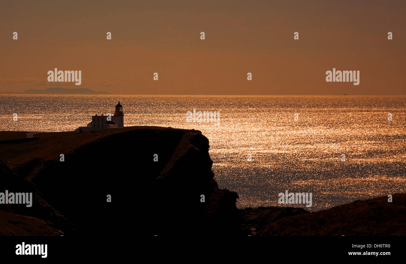 Faro del punto di Stoer sullo Scottish costa atlantica, Scotland, Regno Unito, Europa Foto Stock
