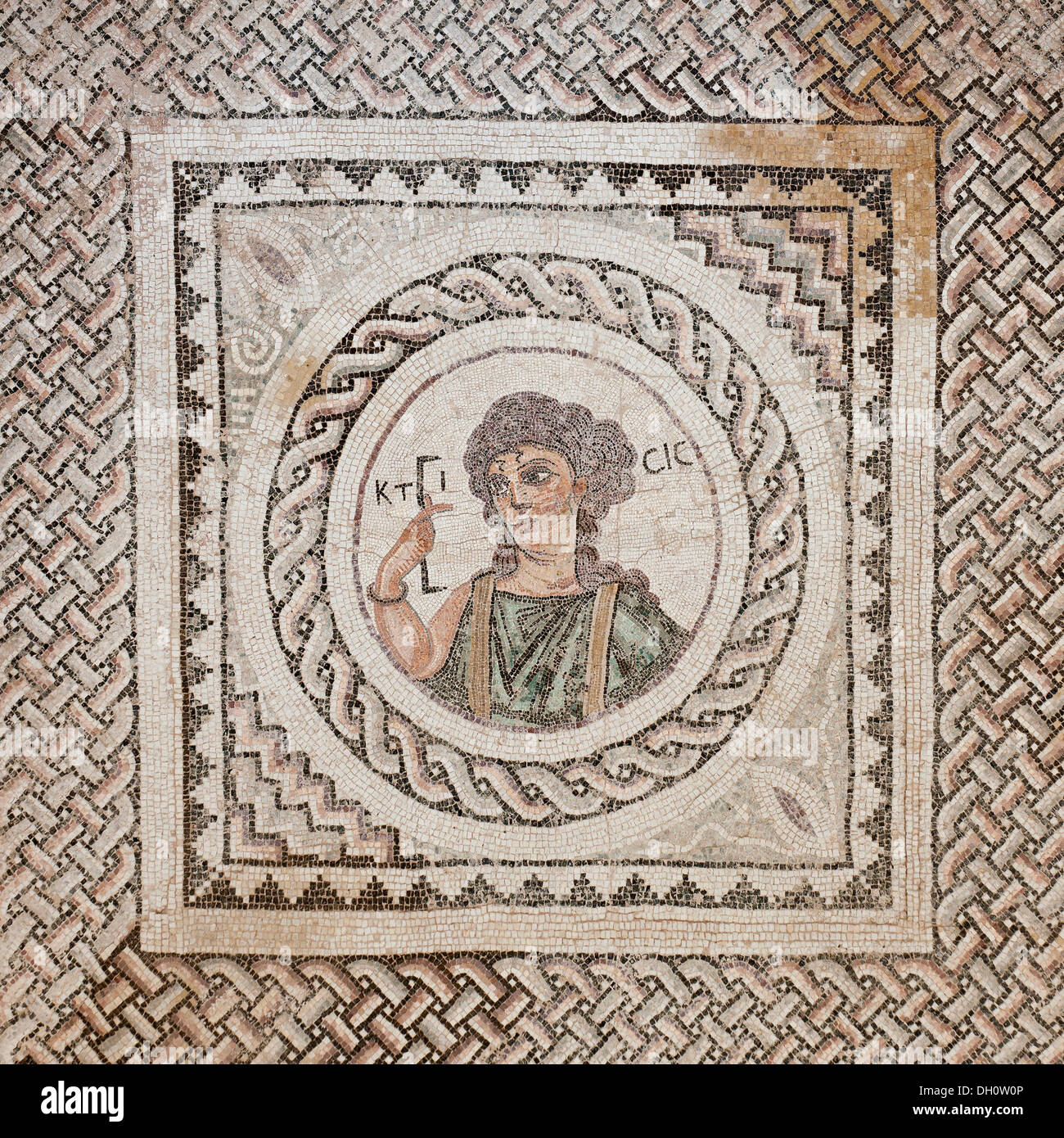 Ktisis mosaico nella casa di Eustolios, scavo archeologico del sito della antica città di Kourion, Cipro del Sud Foto Stock