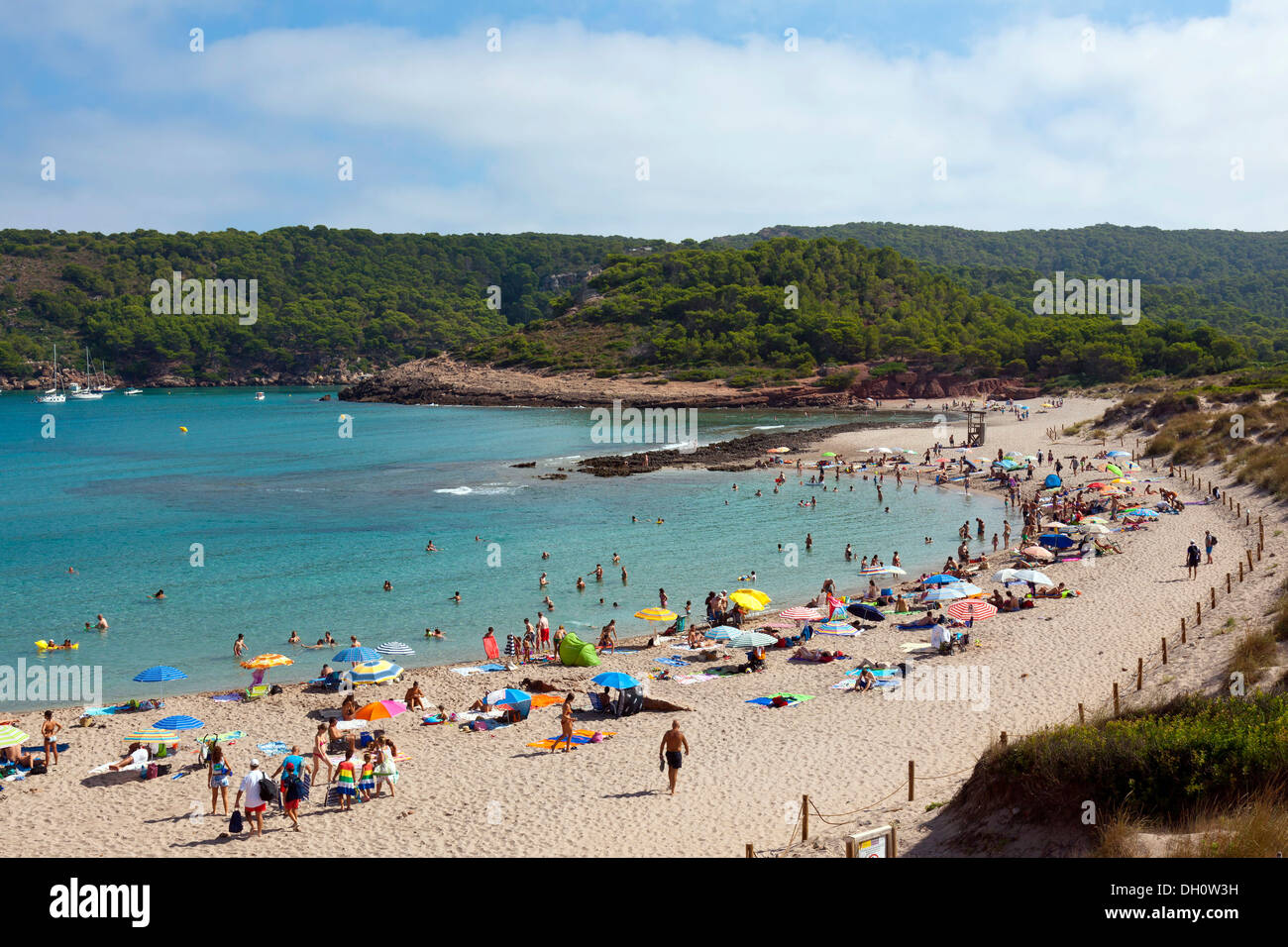 Spiaggia della baia di Cala d'Algaiarens, nord di Menorca, isole Baleari, Spagna, Europa meridionale, Europa Foto Stock
