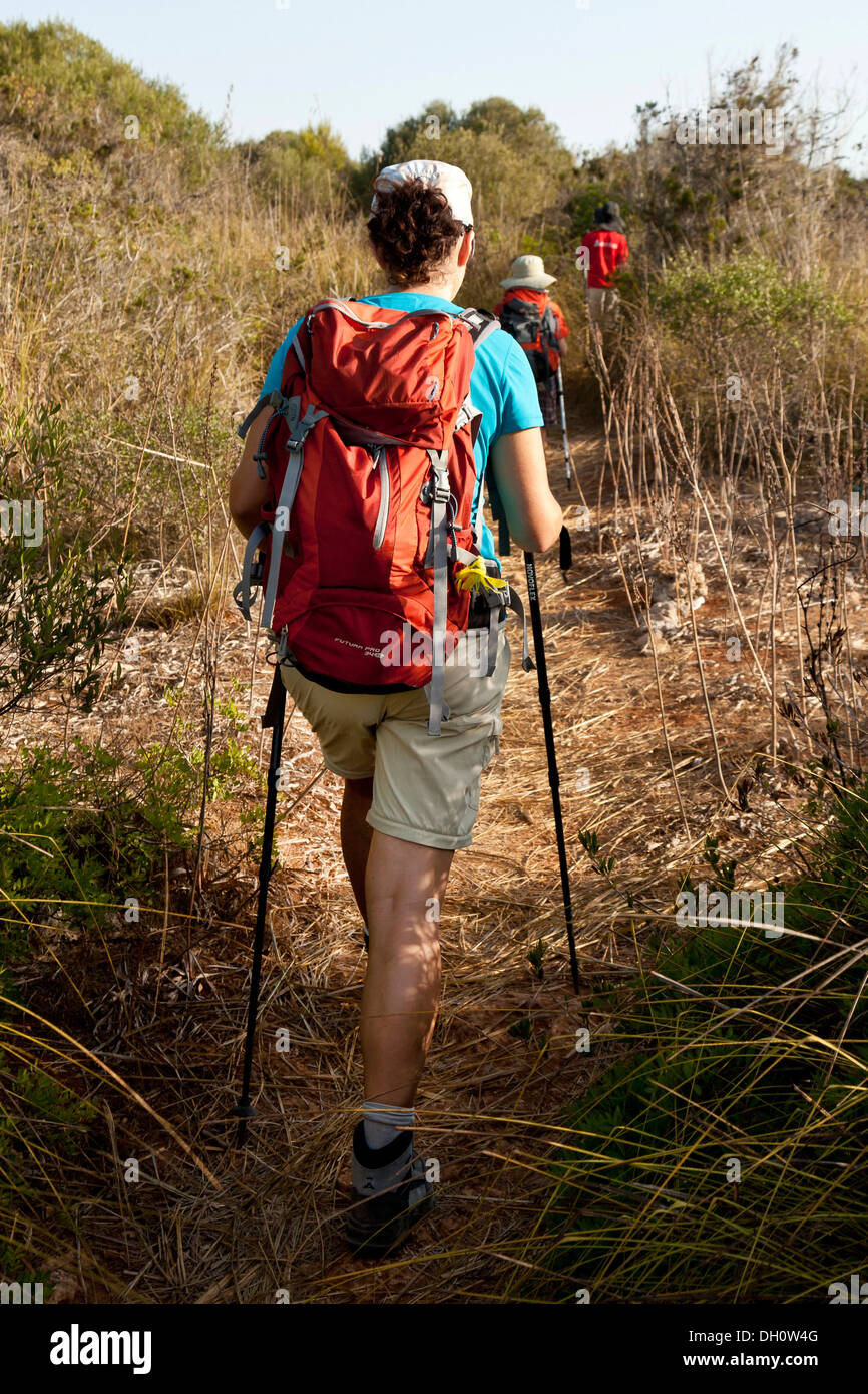 Woman Hiking vicino a Cala en Porter, Sud, Menorca Minorca, Isole Baleari, Spagna, Europa meridionale Foto Stock