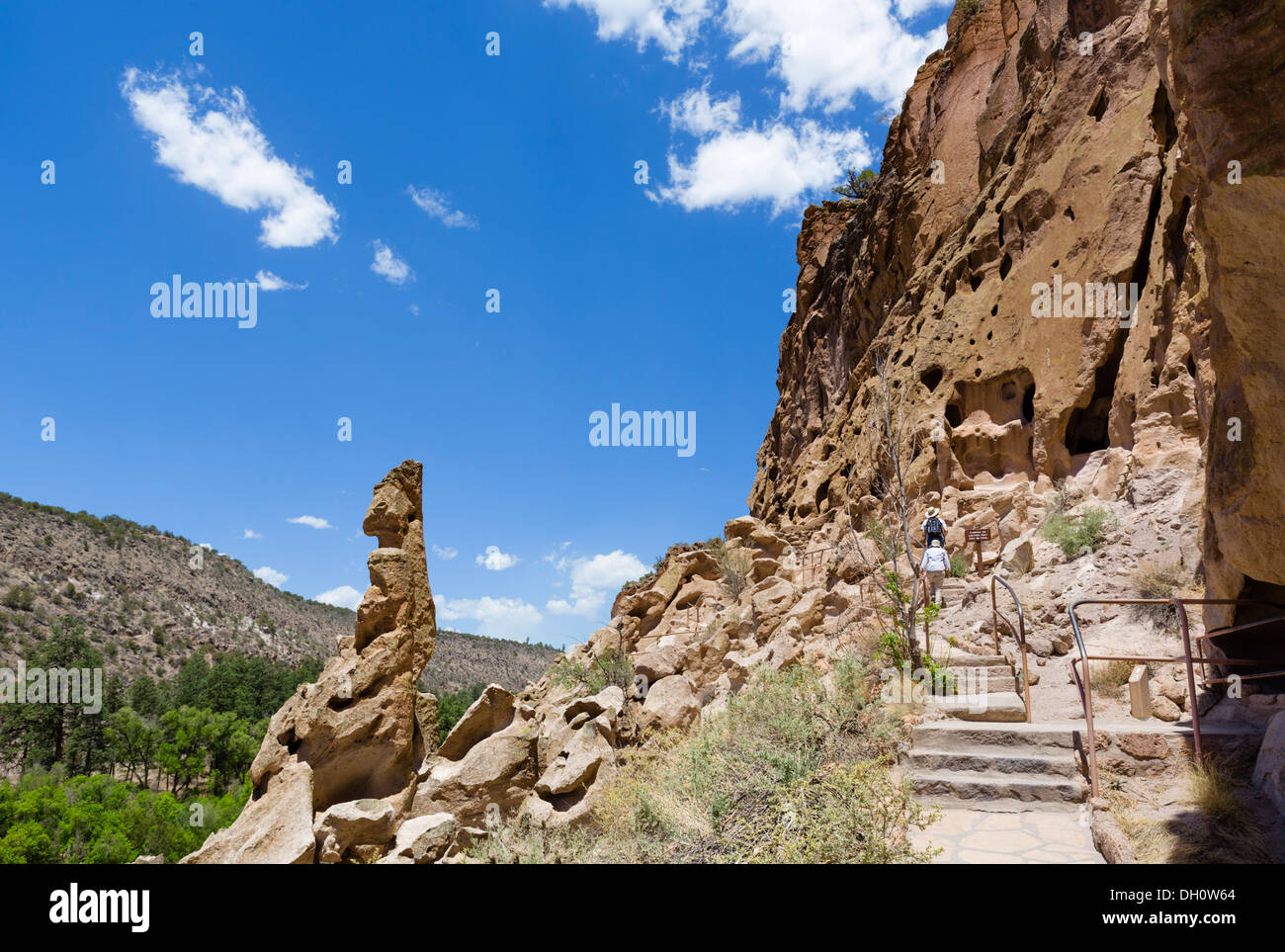 Sentiero passato Indiani Pueblo cliff dwellings al Bandelier National, monumento, vicino a Los Alamos, Nuovo Messico, STATI UNITI D'AMERICA Foto Stock