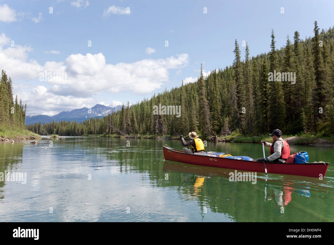 Giovane uomo e donna paddling una canoa, canoa, superiore Liard River, Yukon Territory, Yukon Territory, Canada Foto Stock