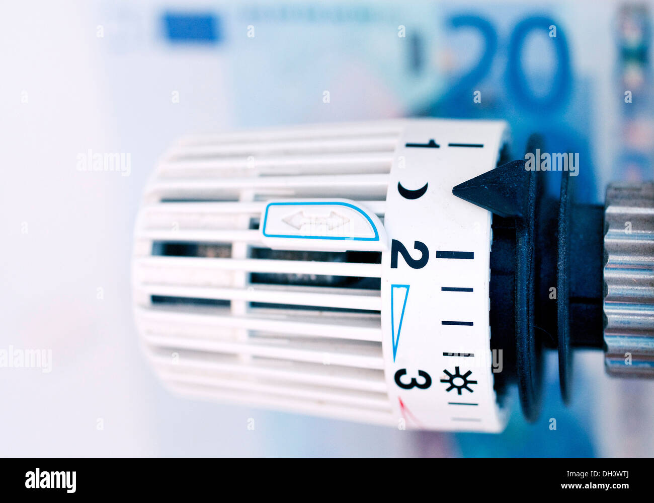 Termostato nella parte anteriore di una banconota in euro, immagine simbolica per spese di riscaldamento, Germania Foto Stock