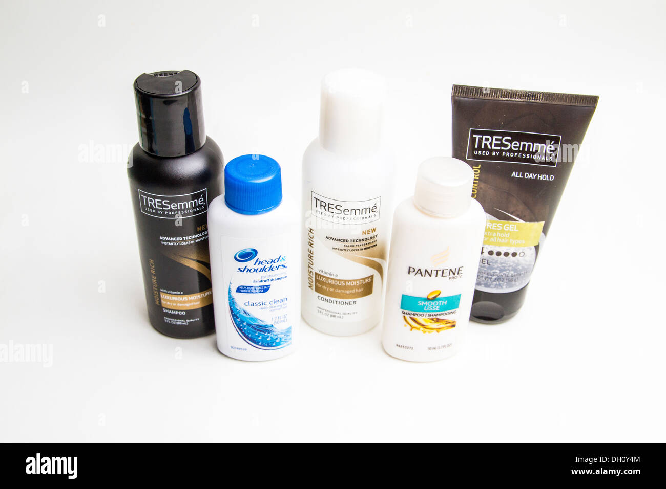 Un assortimento di prodotti per la cura dei capelli in formati di viaggio  Foto stock - Alamy