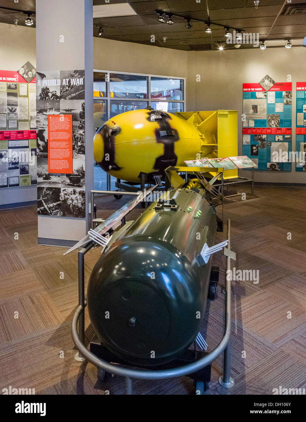 Modelli di bombe atomiche 'Little Boy' e 'Fat Man' scesa in Giappone nella seconda guerra mondiale, Bradbury Science Museum di Los Alamos, Nuovo Messico, STATI UNITI D'AMERICA Foto Stock