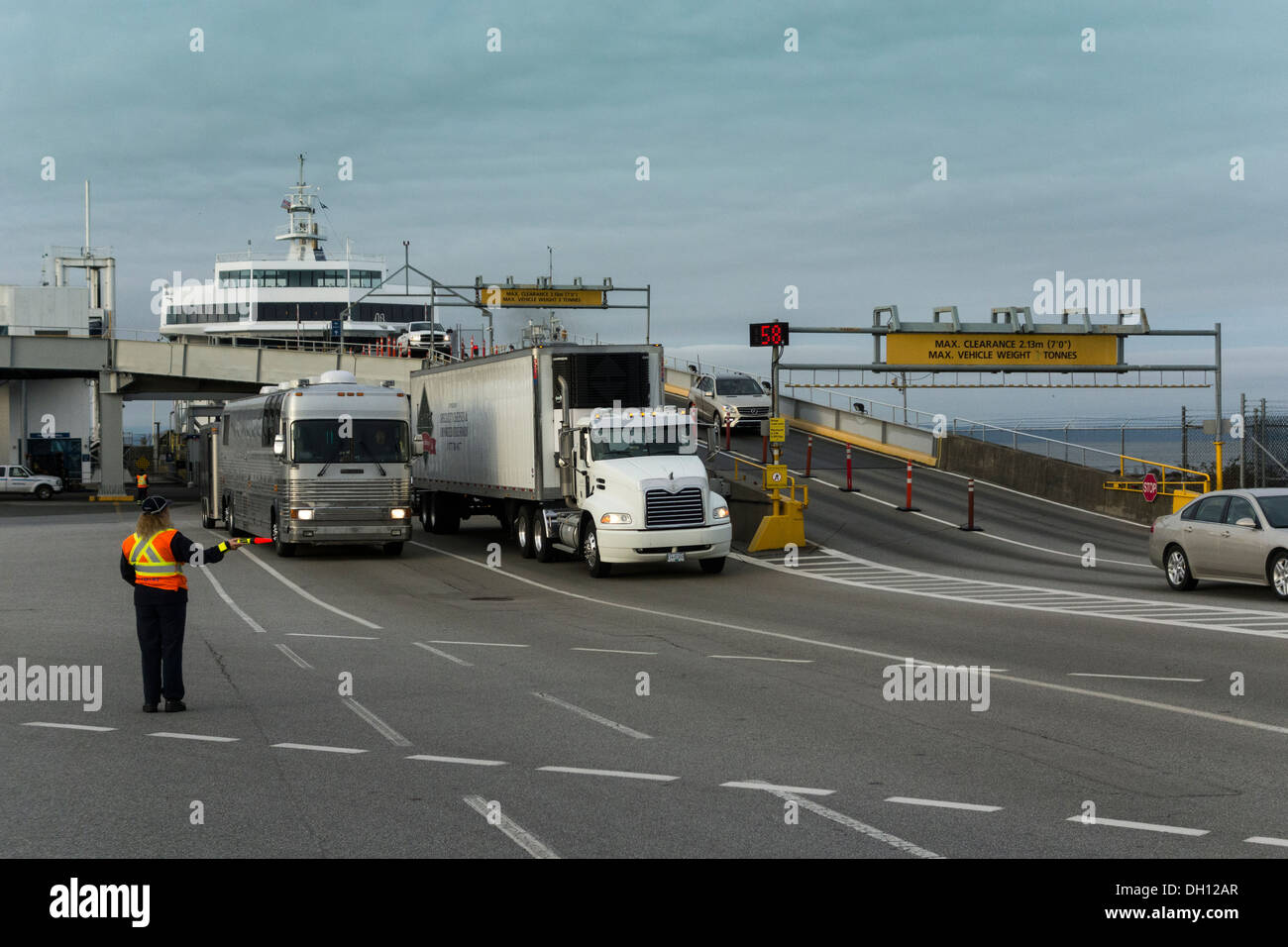 Camion, autocarri, autobus e automobili scarico presso Tsawwessen ferry terminal, British Columbia, Canada Foto Stock
