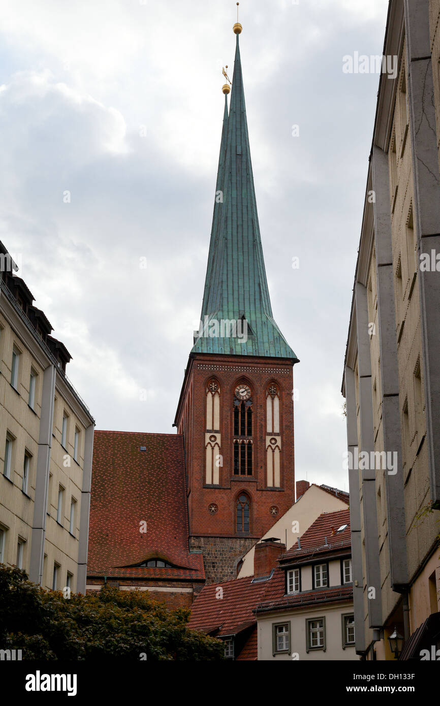 Nikolaikirche (la chiesa di San Nicola) in Nikolaiviertel a Berlino Foto Stock
