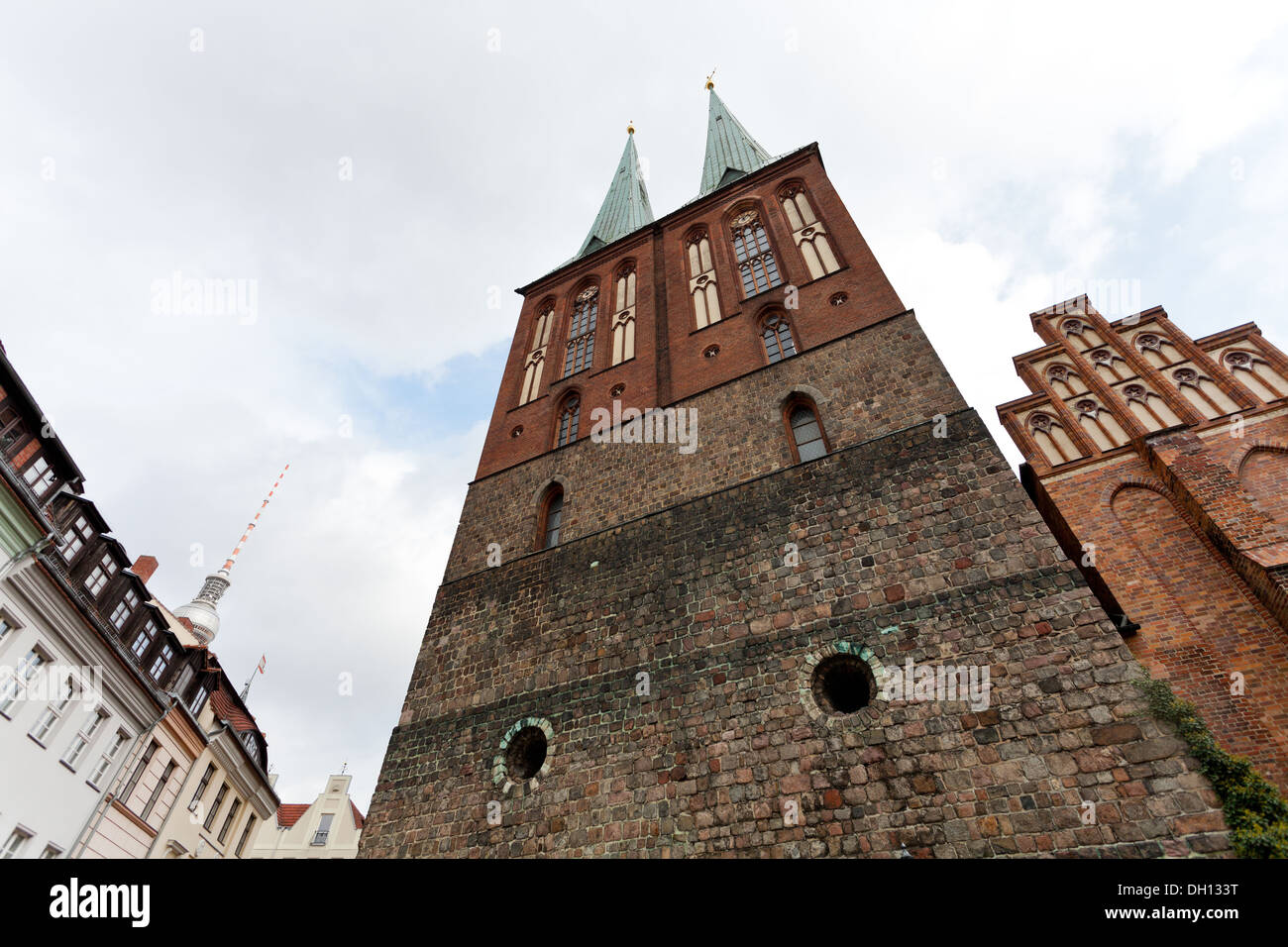 Torre di Nikolaikirche (la chiesa di San Nicola) in Nikolaiviertel a Berlino Foto Stock