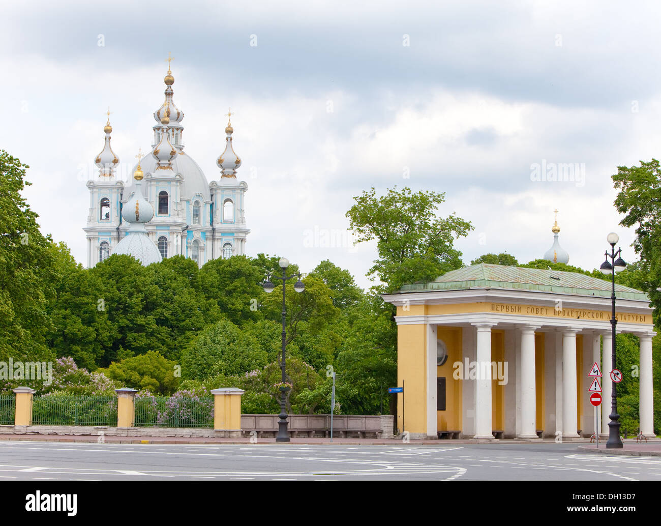 Vista sulla cattedrale di Smolnyi (Convento Smolny) Foto Stock Vista sulla cattedrale di Smolnyi (Convento Smolny) Foto Stock