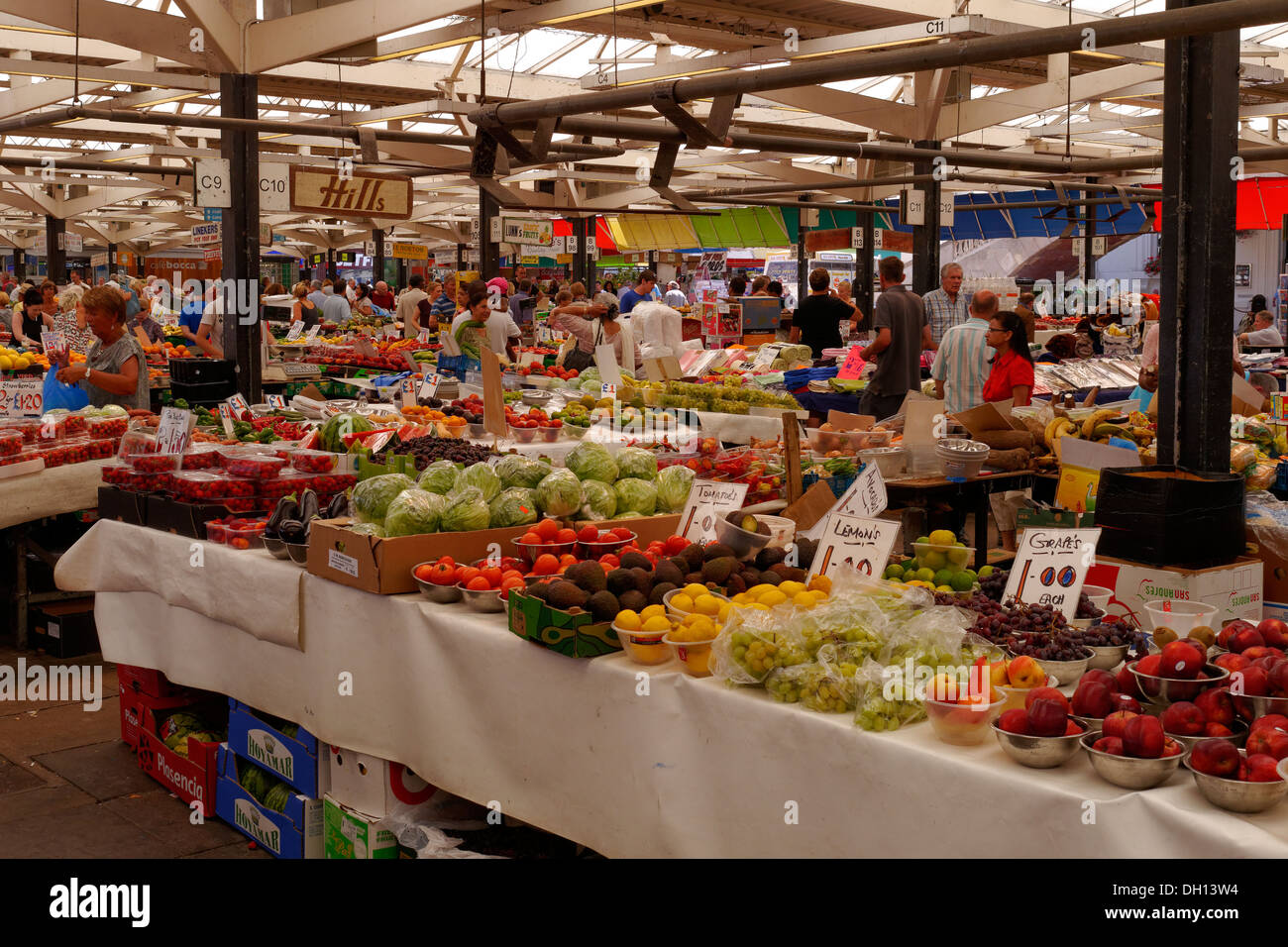 Bancarelle del mercato ortofrutticolo, Leicester Covered Market, Leicester, Inghilterra, Regno Unito Foto Stock