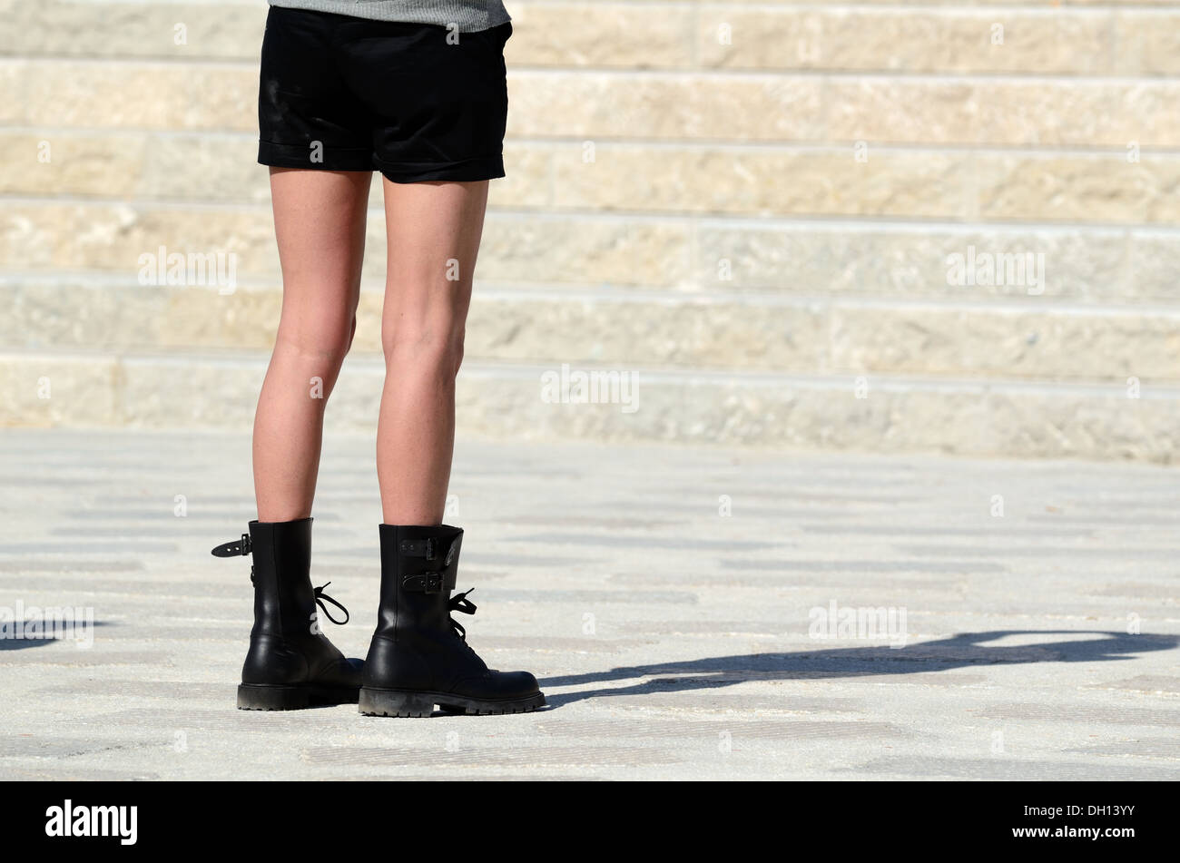 Giovane Donna O Gambe Di Ragazza Che Indossano Stivali Doc Martens Neri E  Shorts Neri Foto stock - Alamy