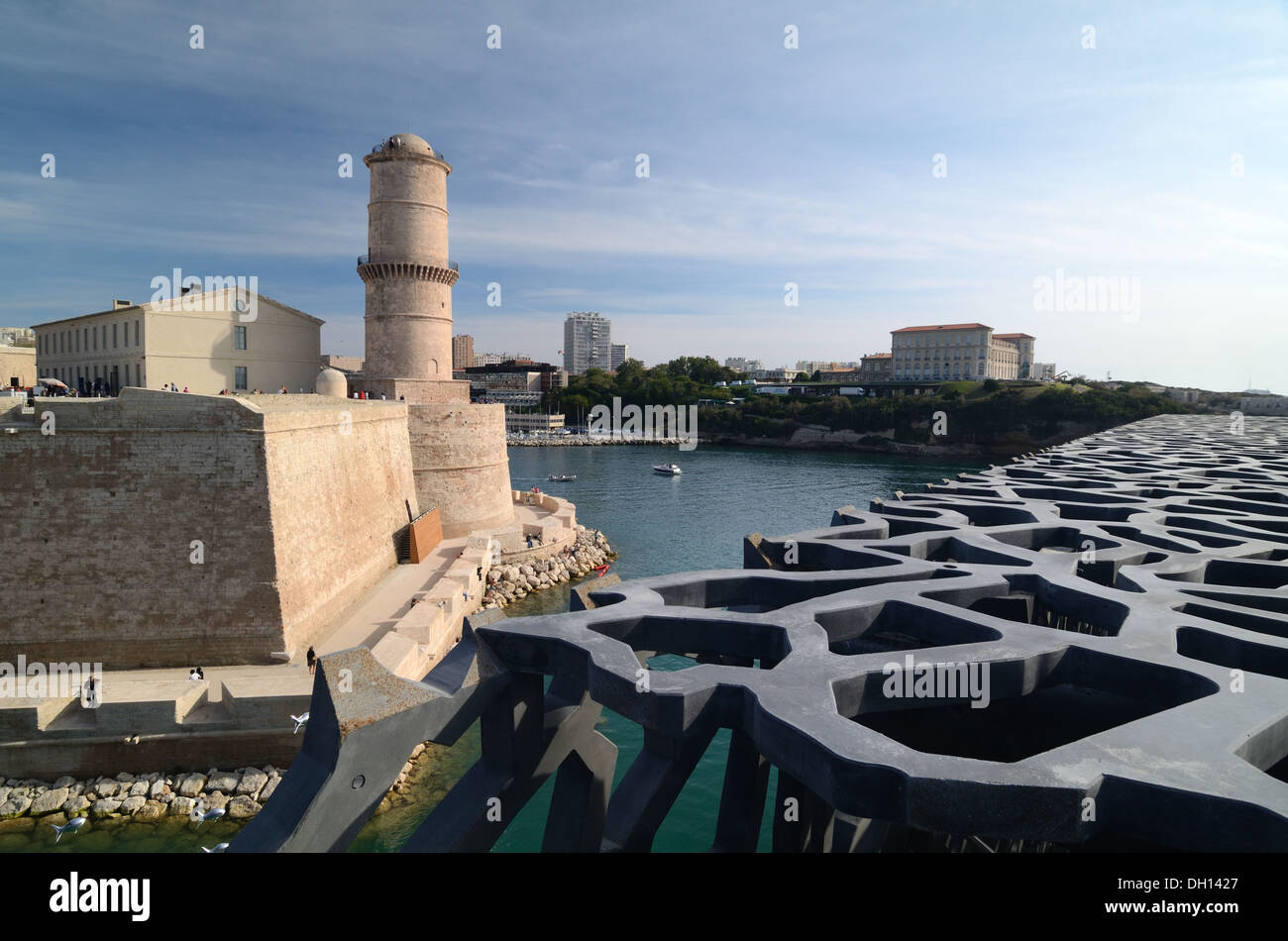 Fort Saint Jean e sul tetto del museo MUCEM all'ingresso del Vieux Port o porto vecchio di Marsiglia Provenza Francia Foto Stock