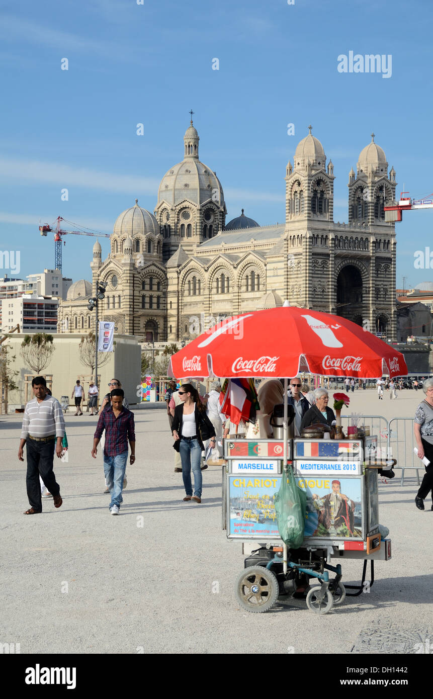 Bevande Mobile venditore ambulante o venditore ambulante di fronte la Cattedrale di Marsiglia o Cathedrale de la maggiore marsiglia francia Foto Stock