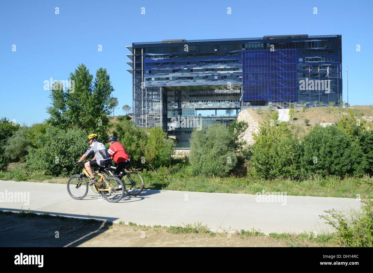 Ciclisti Pedalano lungo la pista ciclabile o la pista ciclabile Separata di fronte al Municipio di Montpellier o al Municipio di Jean Nouvel Montpellier Francia Foto Stock