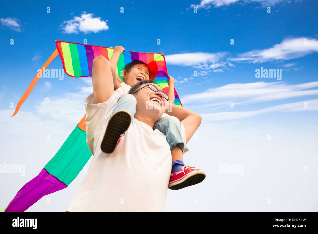 Felice il padre e la bambina con colorati kite Foto Stock