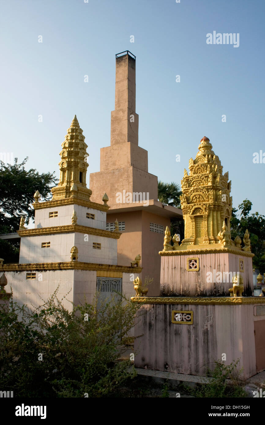 Una pila di fumo di un inceneritore utilizzato per cremare defunto popolo buddista è parte di un tempio buddista in Kampong Cham, Cambogia. Foto Stock