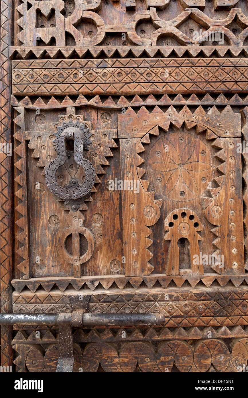 Dettaglio di legno intagliato del pannello della porta e la porta di ferro mobili in stile marocchino Foto Stock