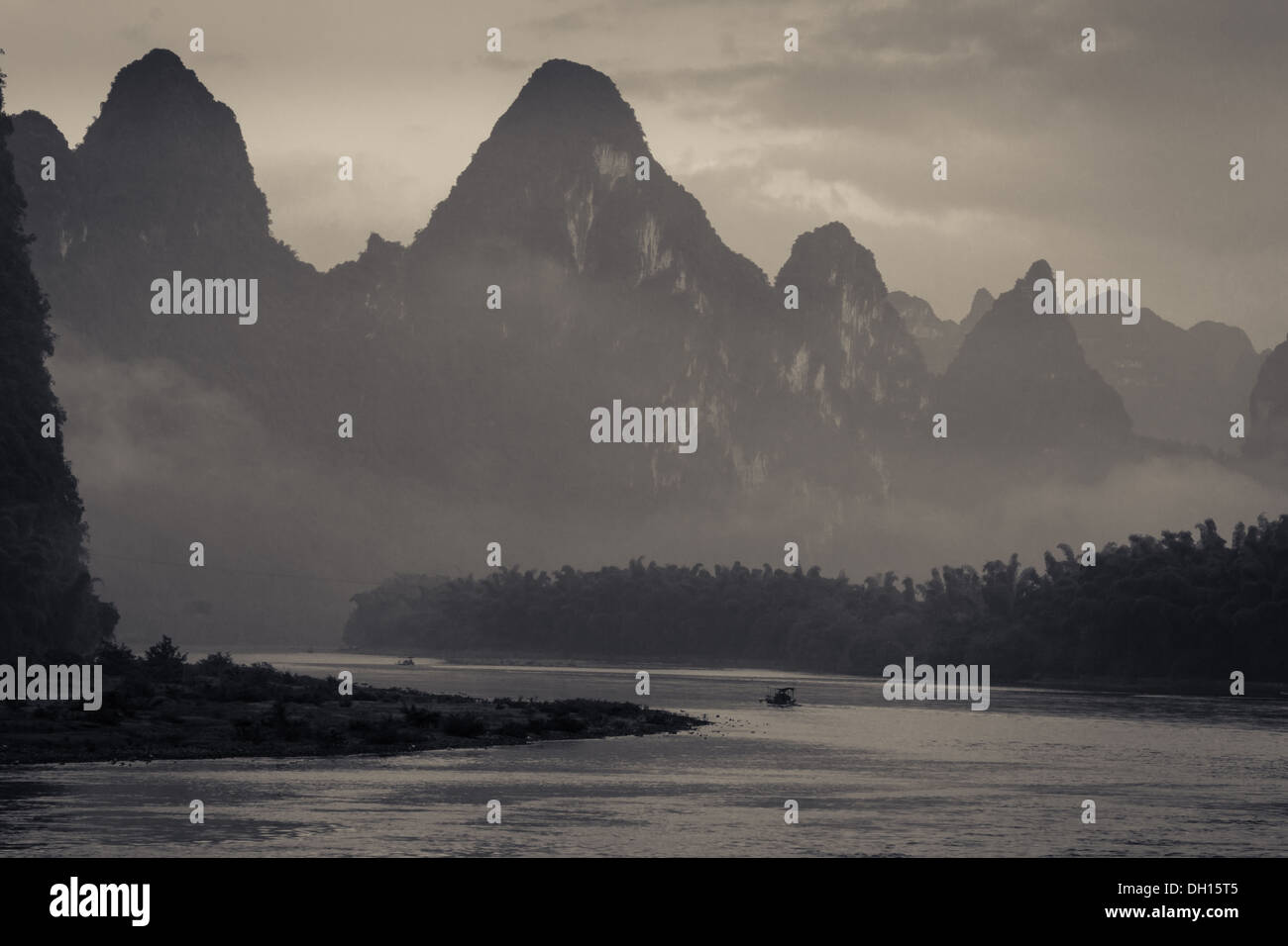 Una solitaria barca sul fiume Li tra vette carsiche nella Cina del Sud Foto Stock