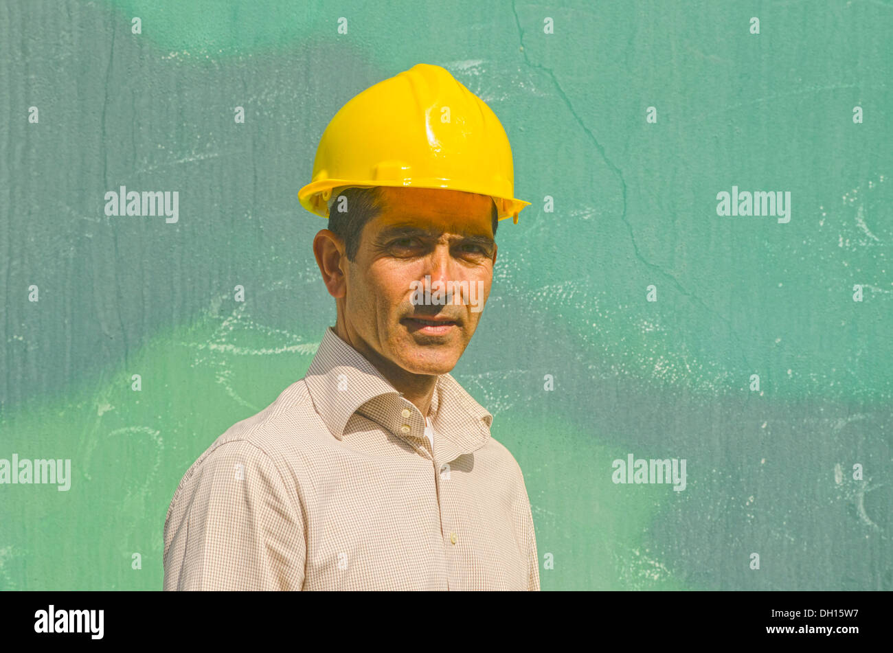 Lavoratore ispanica indossare elmetto all'aperto Foto Stock