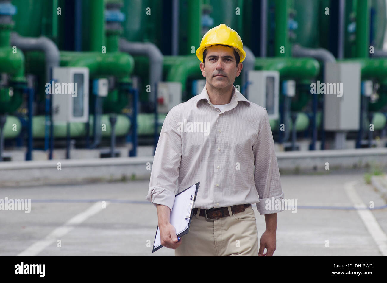 Lavoratore ispanica indossare elmetto all'aperto Foto Stock