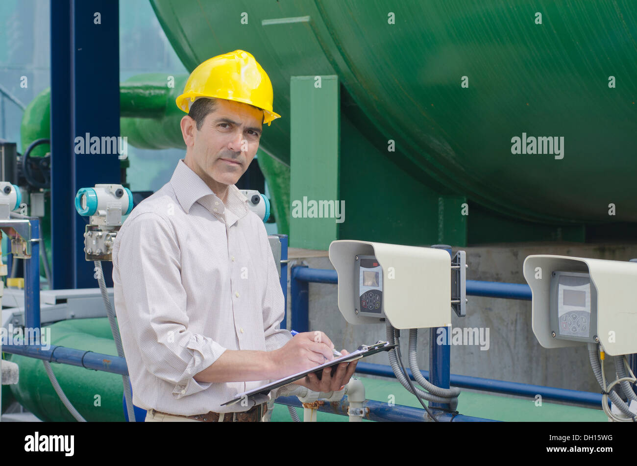 Lavoratore ispanica controllo macchine Foto Stock