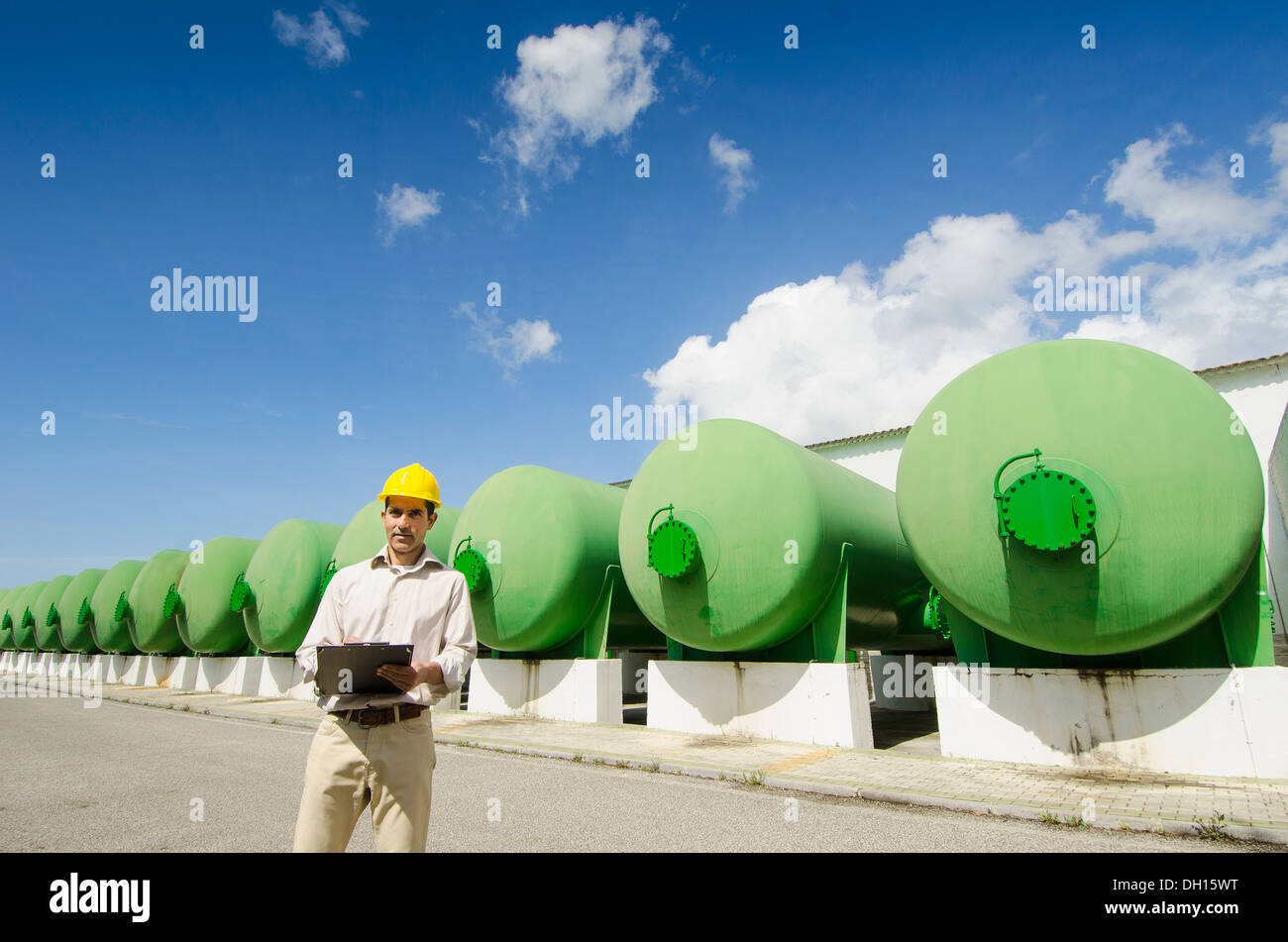 Lavoratore ispanica serbatoi di controllo Foto Stock