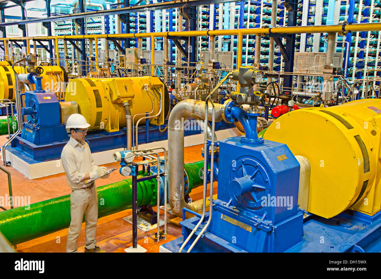 Lavoratore ispanica controllo macchine Foto Stock