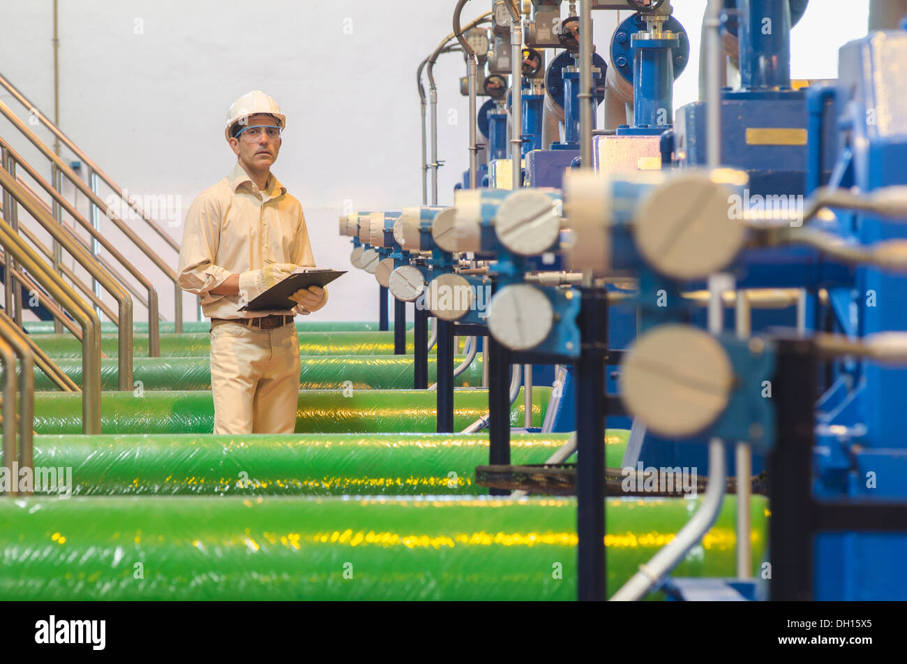 Lavoratore ispanica controllo macchine Foto Stock