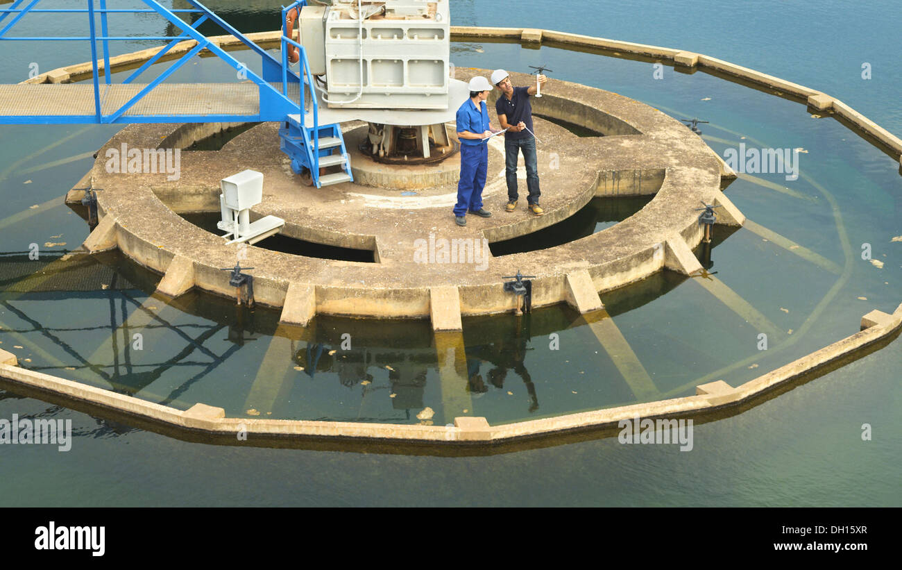 Lavoratori ispanica il controllo della qualità dell'acqua Foto Stock