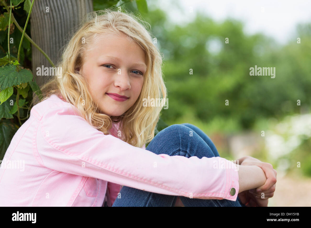 Caucasian ragazza sorridente all'aperto Foto Stock