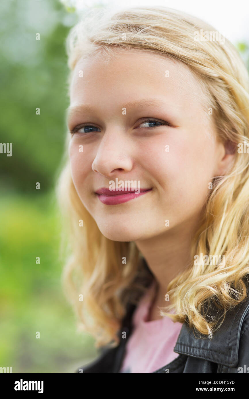 Caucasian ragazza sorridente all'aperto Foto Stock