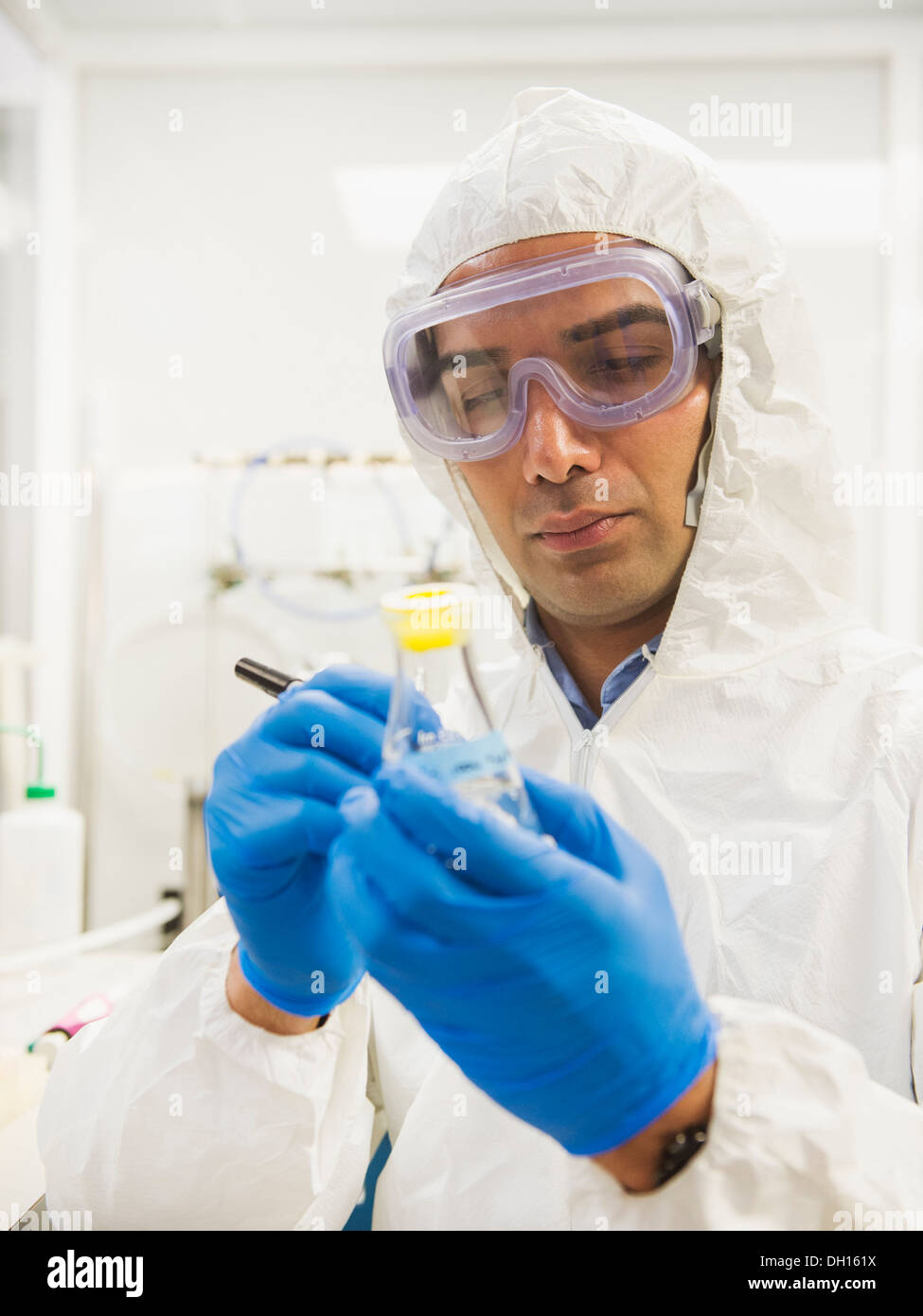 Indian scienziato che lavora in laboratorio Foto Stock