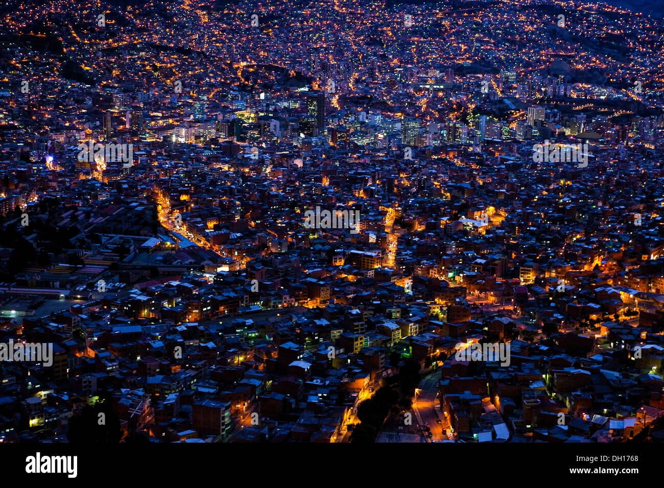 LA PAZ DI NOTTE - Vista dalla strada di El Alto, BOLIVIA Foto Stock