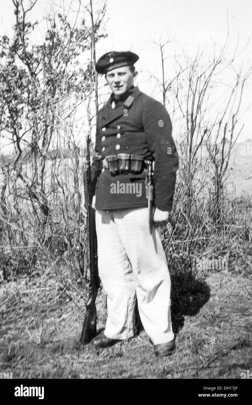 Un marinaio tedesco della seconda guerra mondiale con un fucile e baionetta Foto Stock