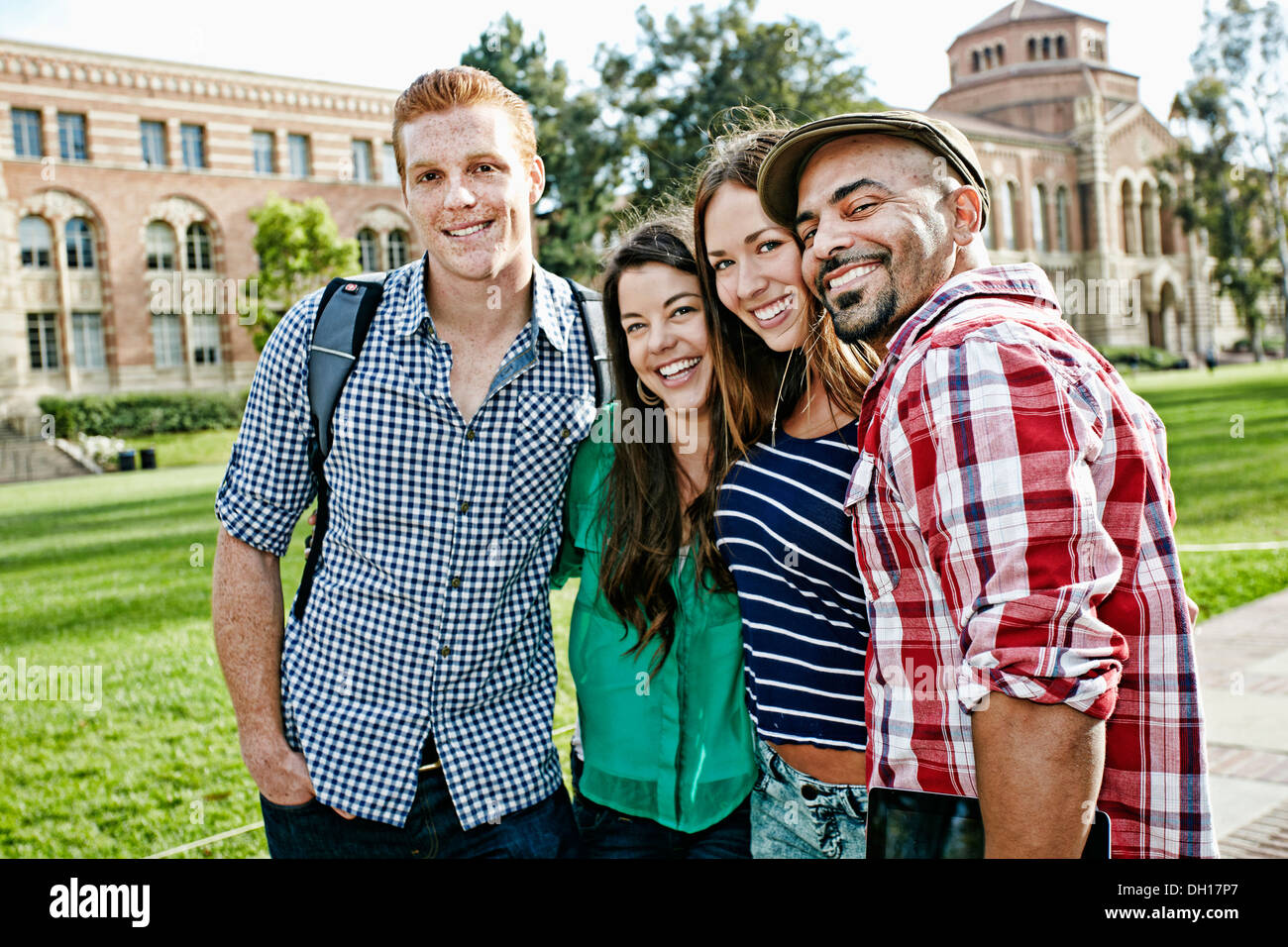 Gli studenti insieme sorridente sul campus Foto Stock